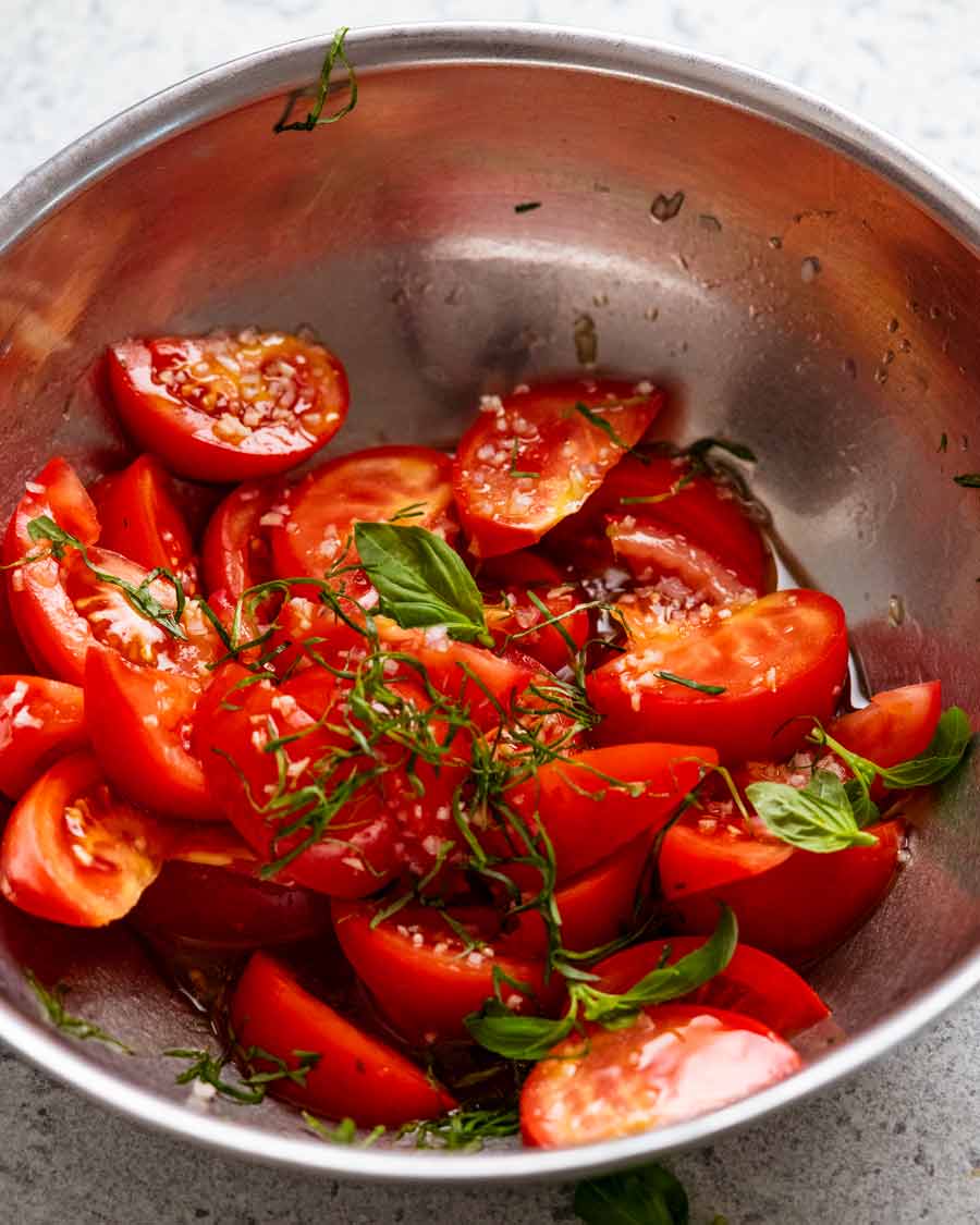 Mi ensalada de tomate favorita en un tazón