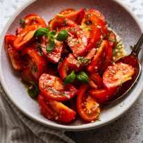 Foto de tazón con mi ensalada de tomate favorita