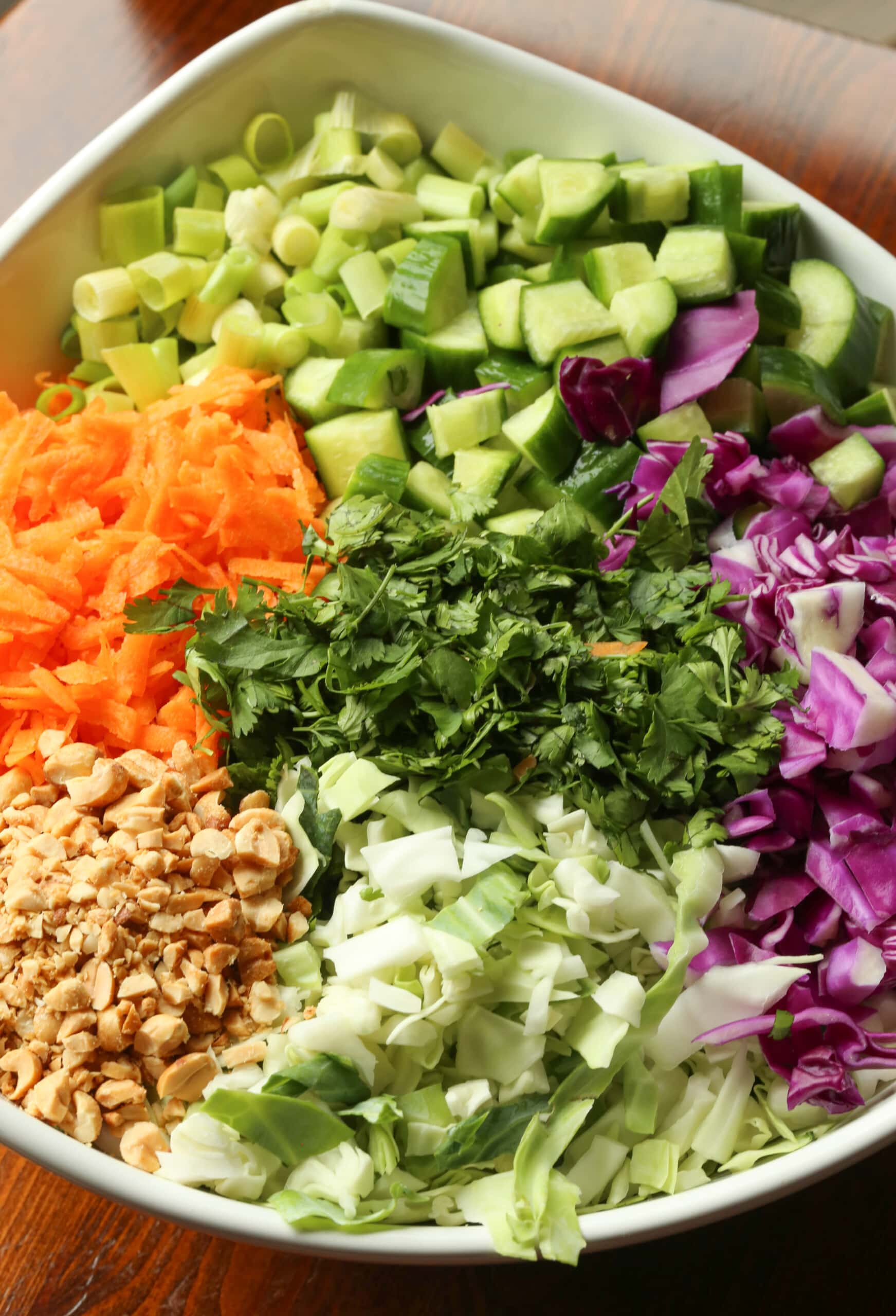 Los ingredientes para la ensalada crujiente arcoíris combinados en un tazón.