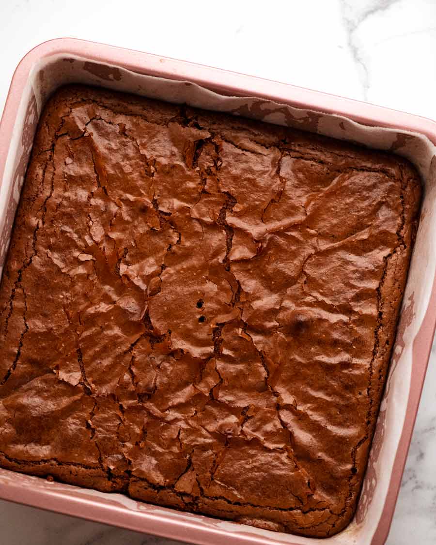 Fotografía aérea de brownies de chocolate sin harina (sin gluten) en una bandeja para hornear, recién salidos del horno
