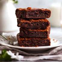 Pila de brownies de chocolate sin harina (sin gluten)