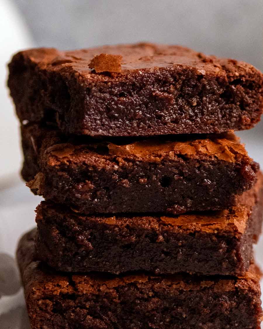Cerrar foto de una pila de brownies de chocolate sin harina (sin gluten)