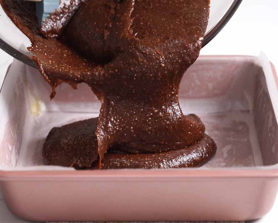 La masa de brownies de chocolate sin harina sin gluten se vierte en una bandeja para hornear