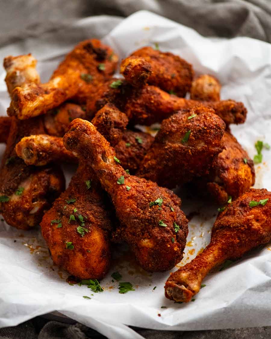 Montón de muslos de pollo al horno crujientes