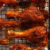 Muslos de pollo al horno crujientes recién cocinados