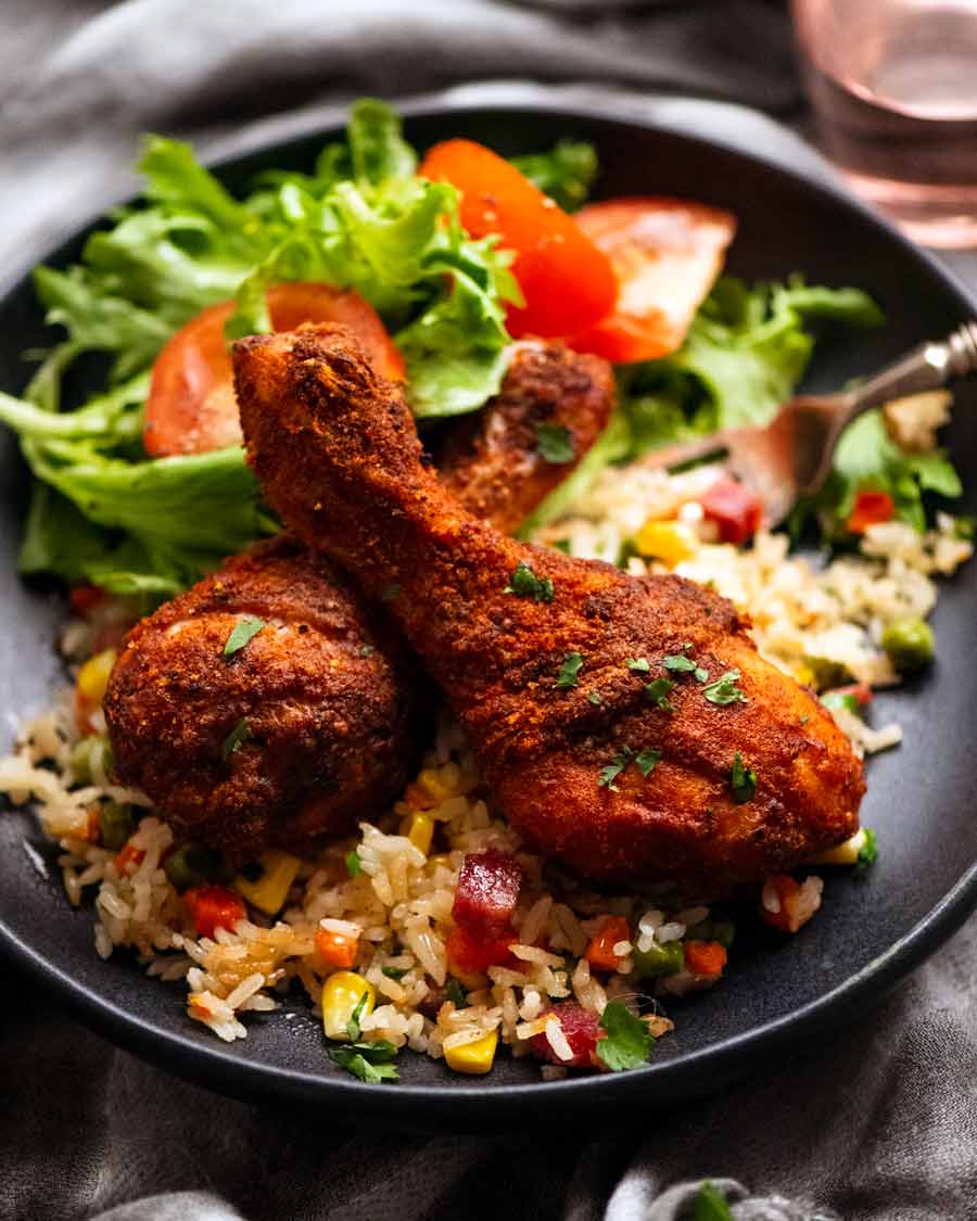 Muslos de pollo al horno crujientes con arroz frito