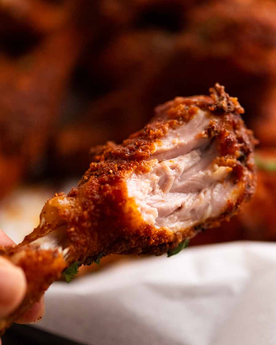 Mostrando el jugoso interior de los muslos de pollo al horno crujientes