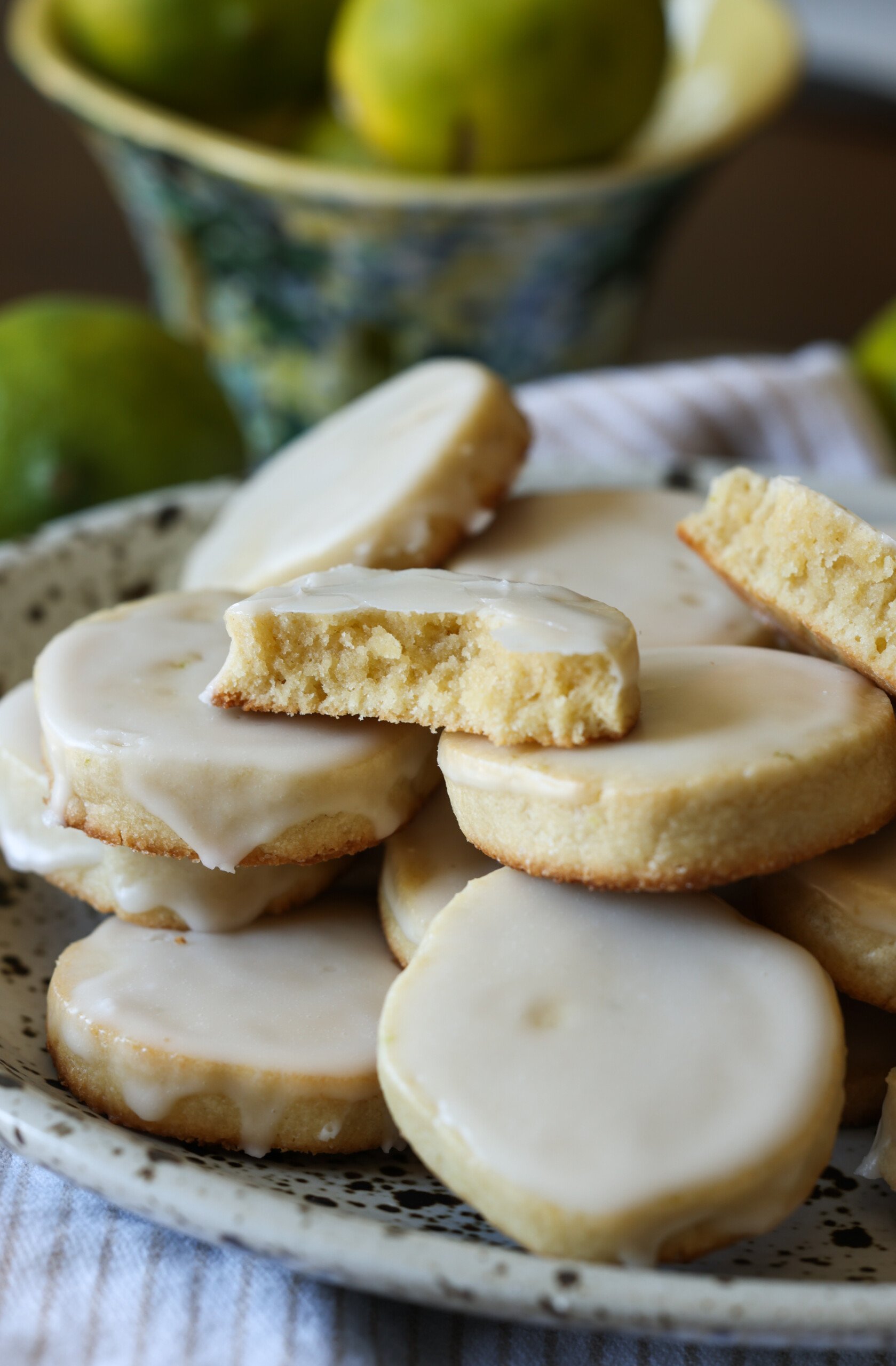 galleta de mantequilla de lima rota por la mitad apilada