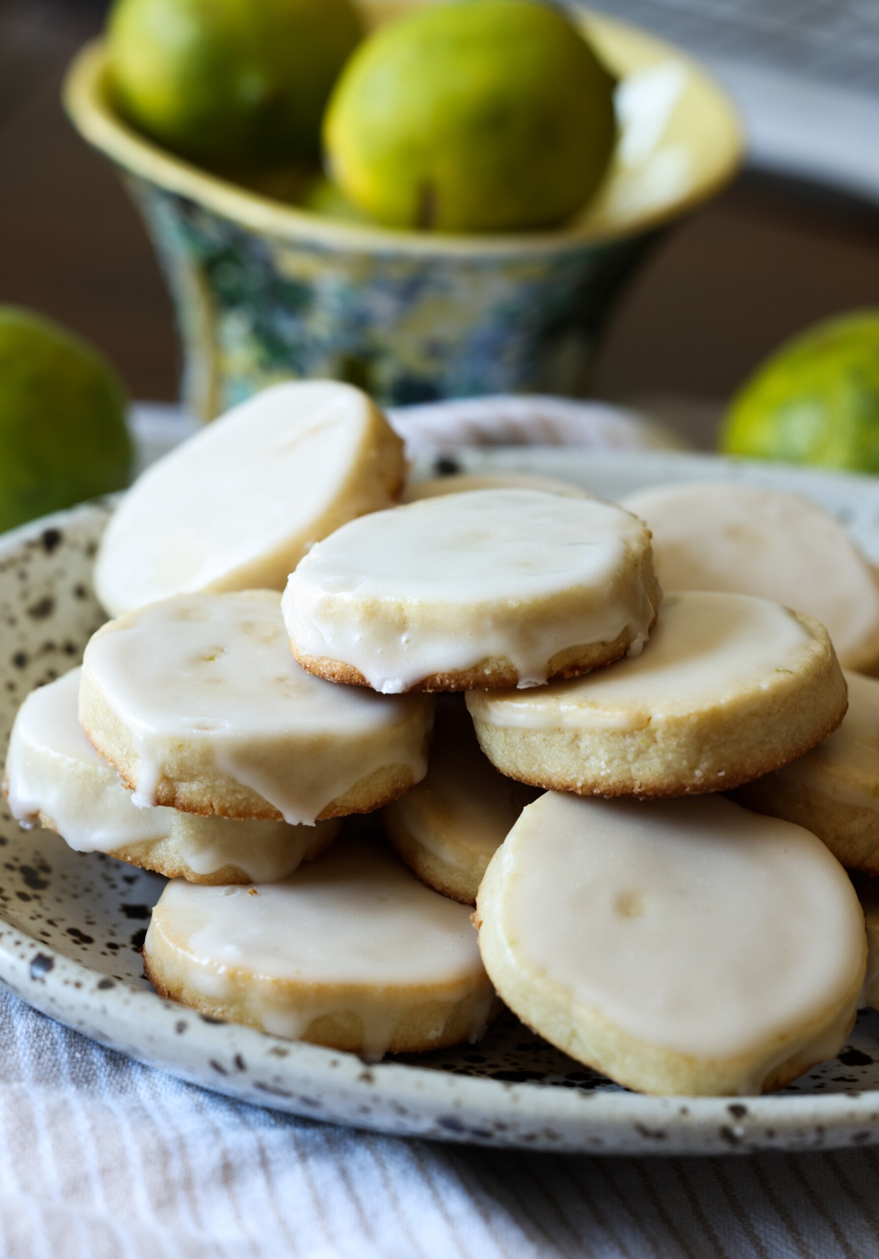 galletas de mantequilla de lima recubiertas de glaseado apiladas en un plato