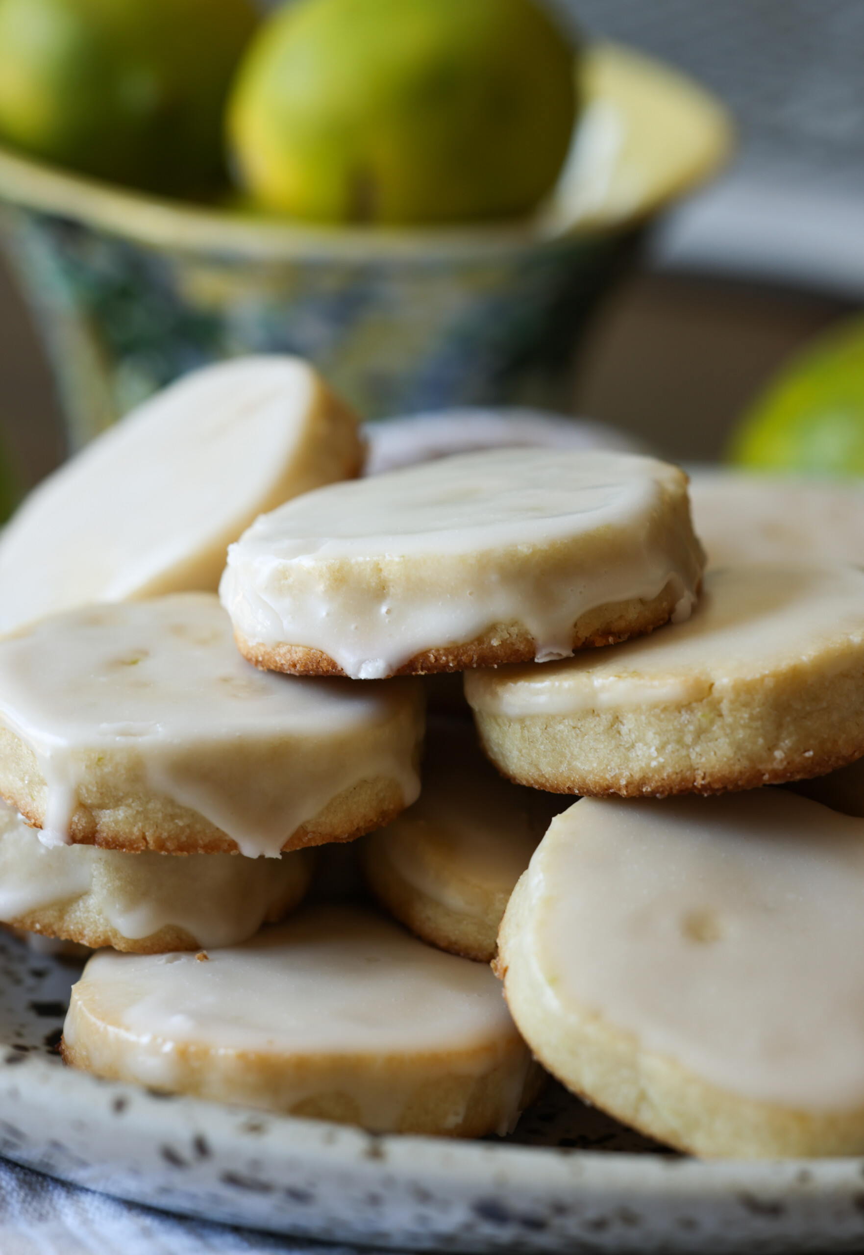 galletas de mantequilla de lima con glaseado de lima