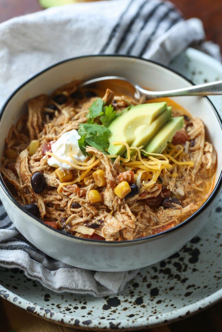 Sopa de enchilada de pollo en un bol con una cuchara
