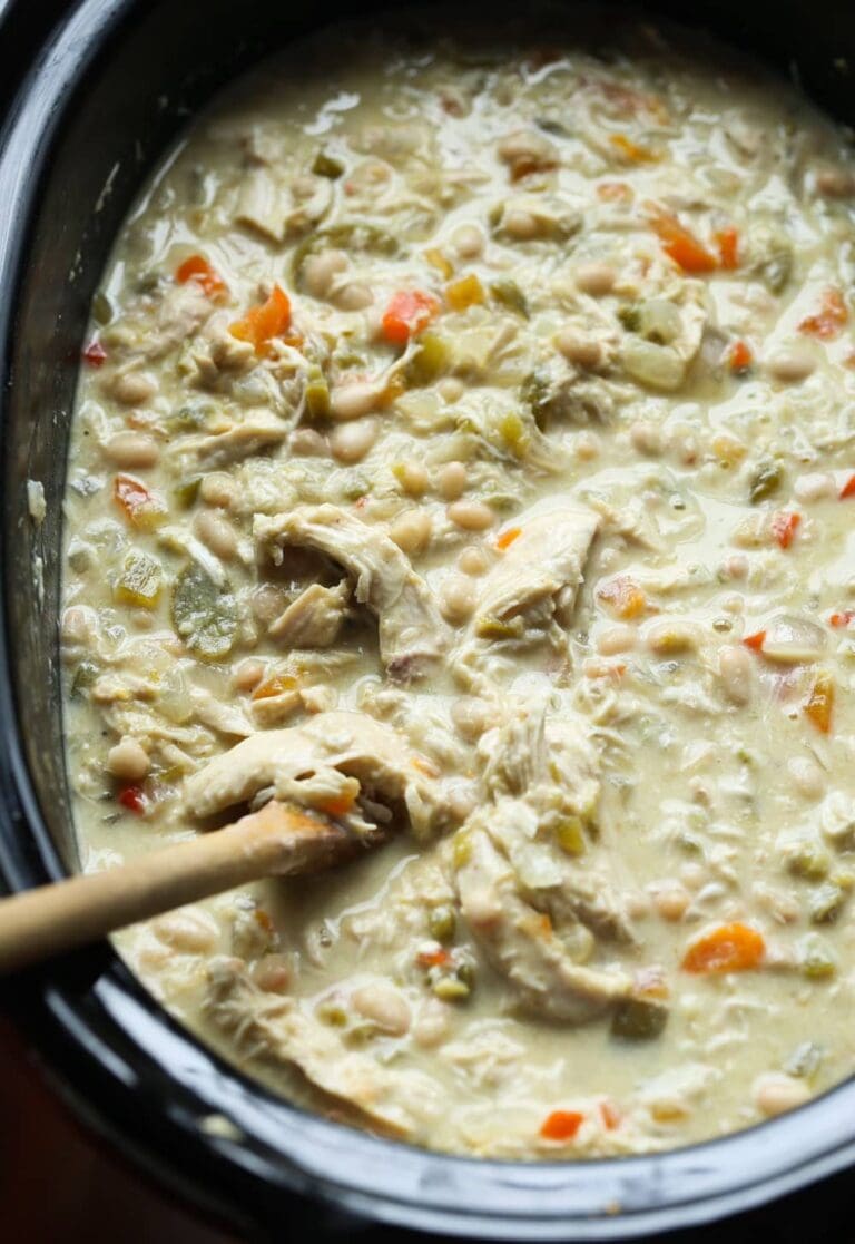 Chile de pollo blanco en una olla de barro