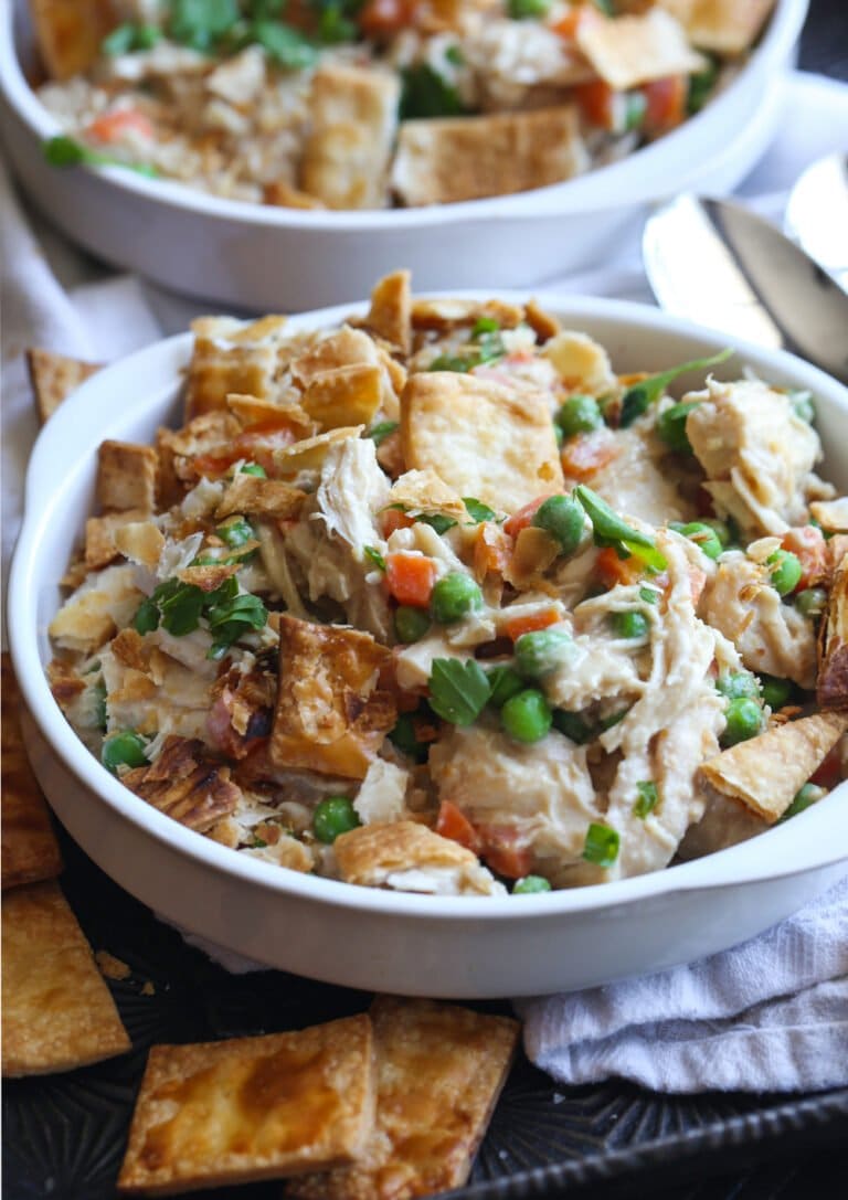 Pastel de pollo hecho en una olla de barro servido en un tazón con masa de pastel