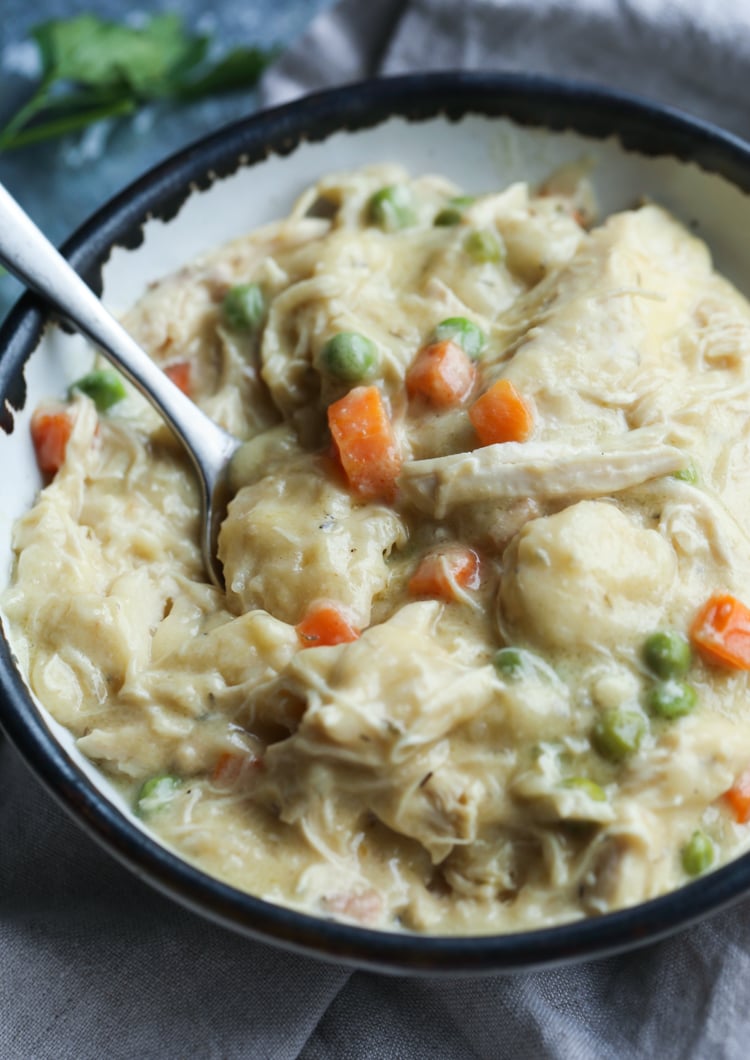 Un tazón de pollo de cocción lenta y albóndigas con pollo desmenuzado