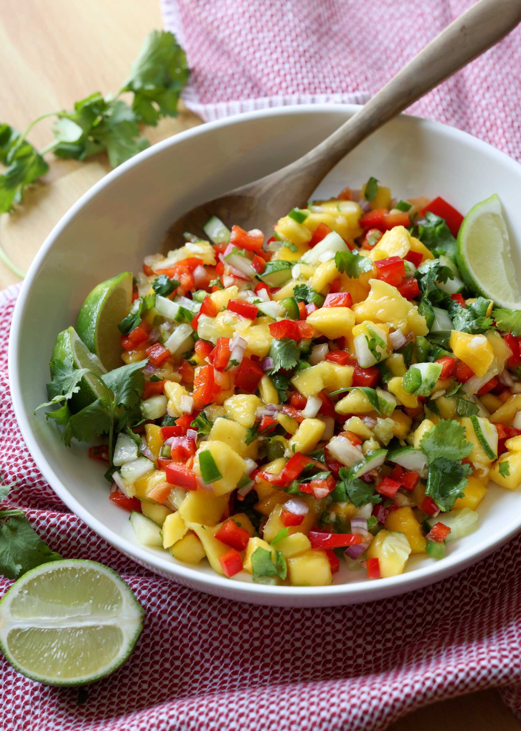 Salsa fresca hecha con mango en un bol con una cuchara