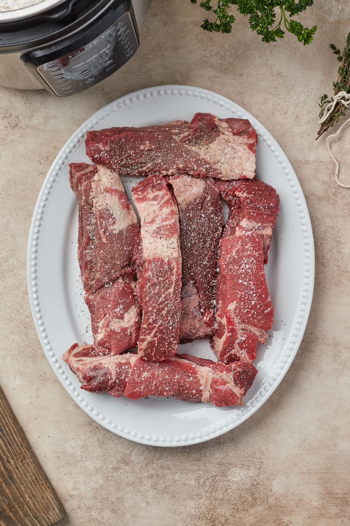 Costillas de ternera sazonadas en un plato.