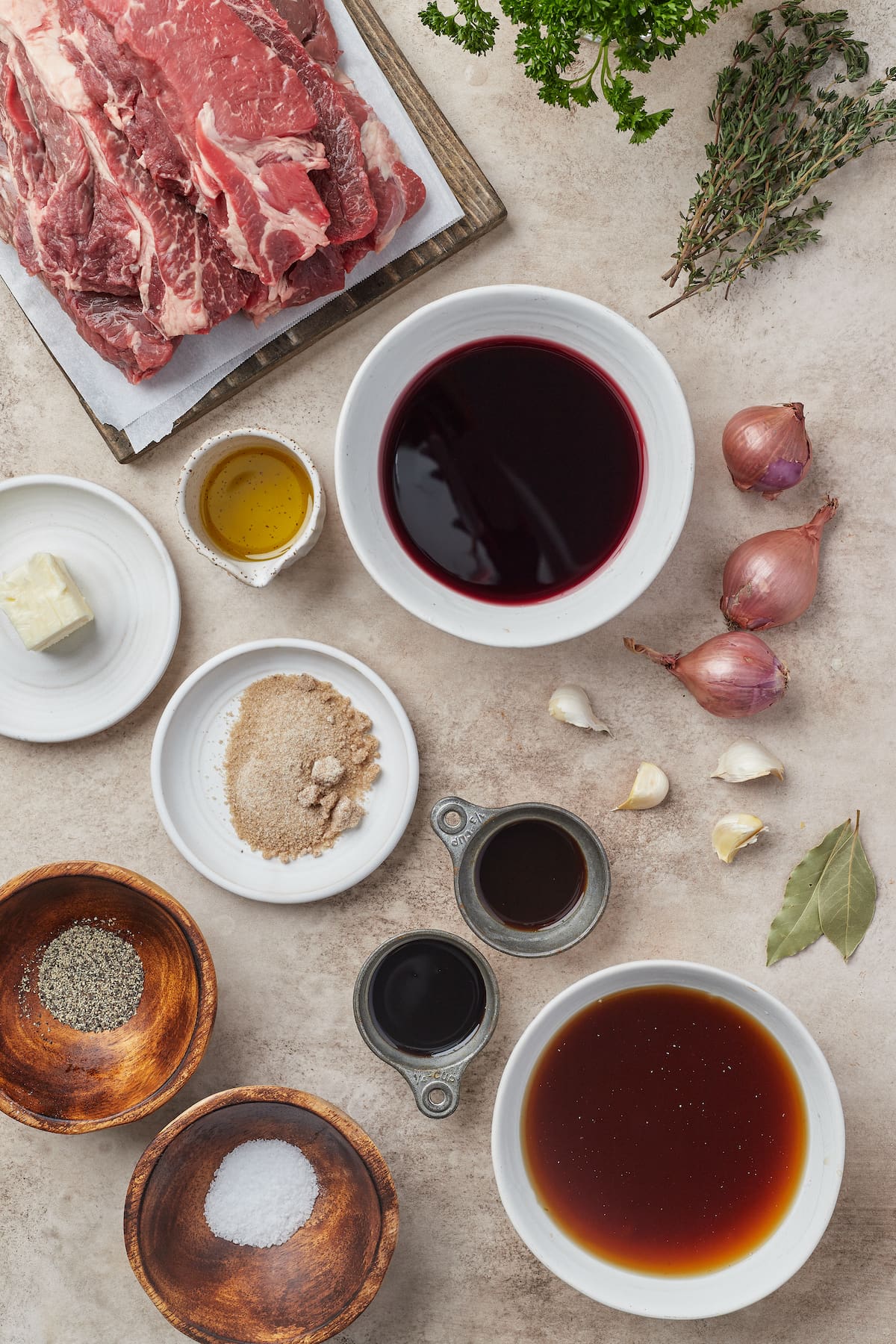 Los ingredientes para las costillas cortas Instant Pot.