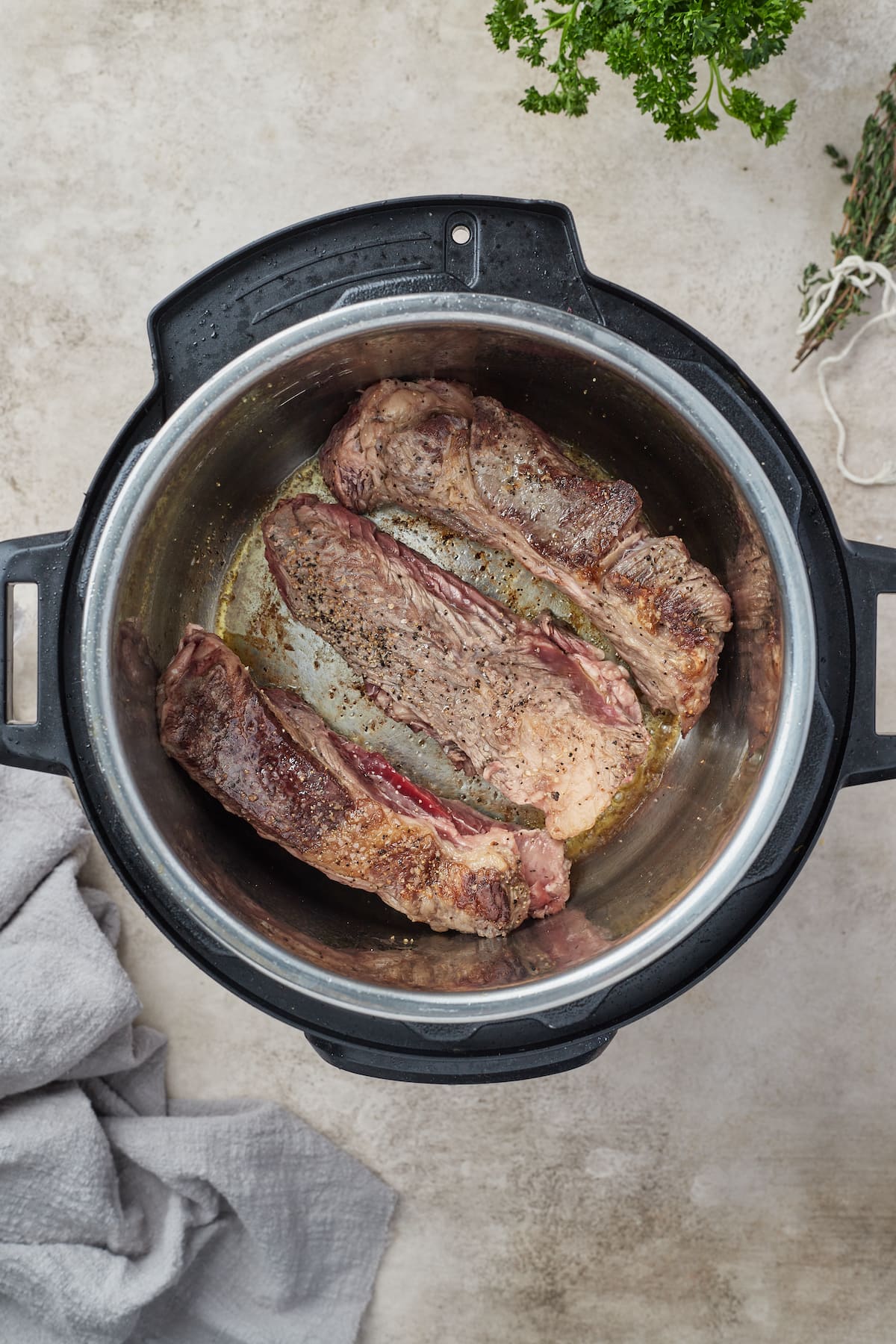 Las costillas de res sazonadas se secan en el tazón de Instant Pot.