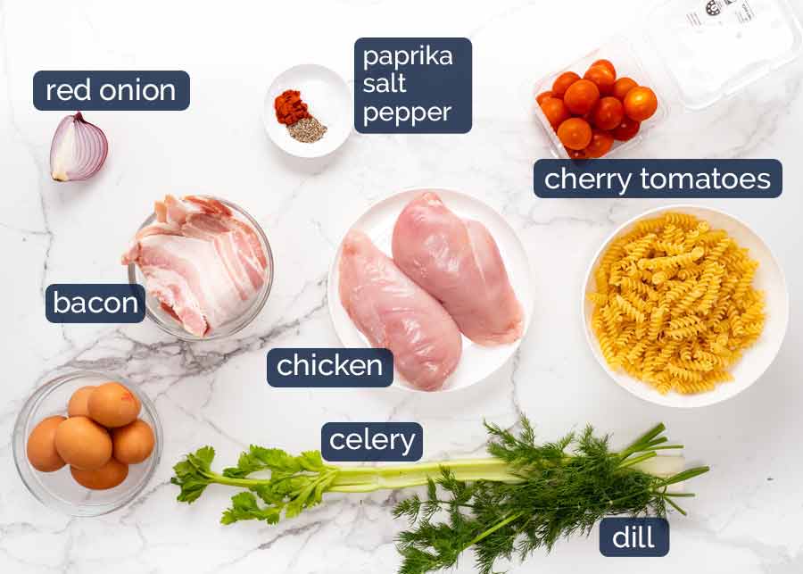 Ingredientes de la ensalada de pasta con pollo y aderezo ranch de aguacate