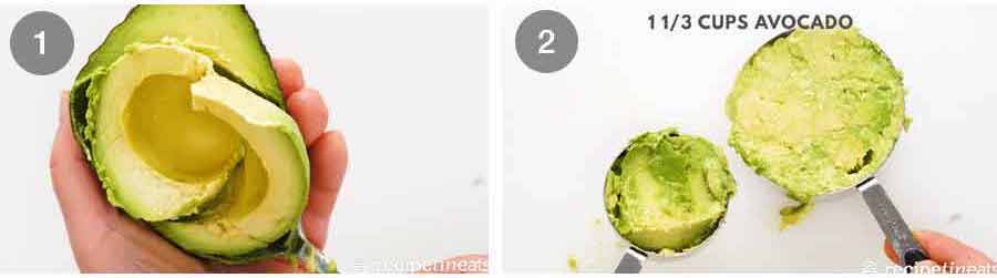 Medición de pulpa de aguacate para ensalada de pasta de aguacate