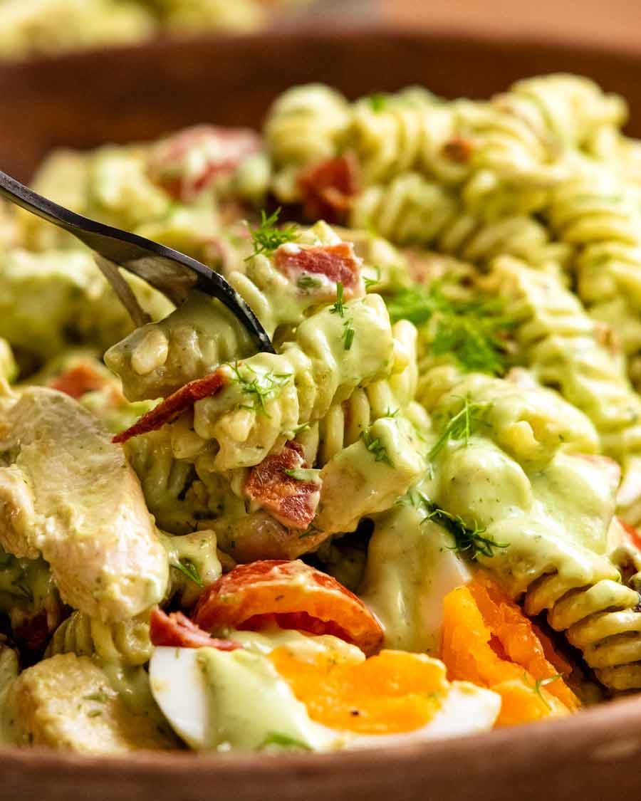 Cerca de un tenedor punzante Ensalada de pasta con aderezo ranch de aguacate