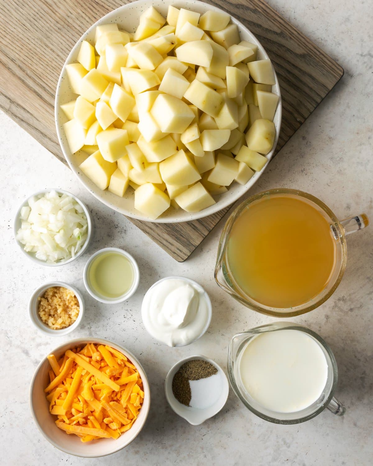 ¡Esta sencilla sopa instantánea de papas está lista en minutos! Una receta de sopa sedosa, cremosa y nutritiva cargada de queso derretido y verduras. Los ingredientes para la sopa de papa Instant Pot.