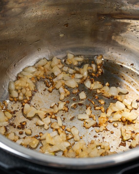 Cebollas dorándose en la olla instantánea.