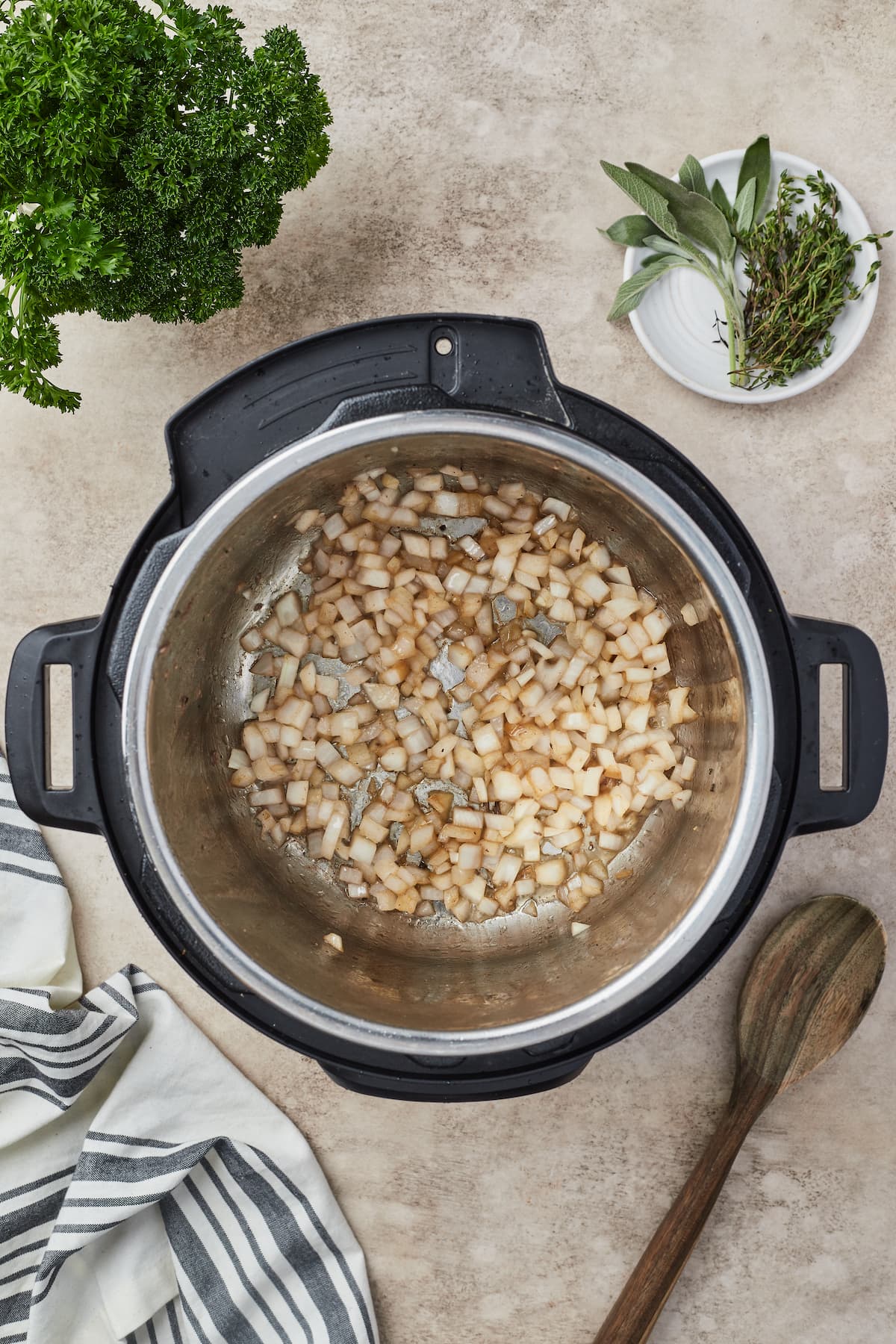 Cebollas caramelizadas en el tazón de una olla instantánea.