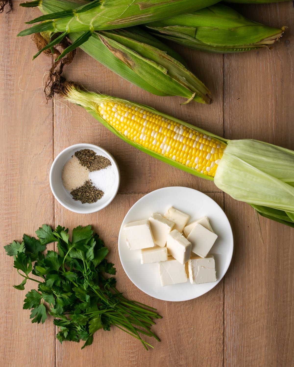 Instant Pot Corn on the Cob es, con mucho, la forma más fácil de disfrutar maíz fresco en minutos. Una guarnición fresca de verano cubierta con mantequilla de hierbas casera. Los ingredientes para Instant Pot maíz en la mazorca con mantequilla de hierbas.