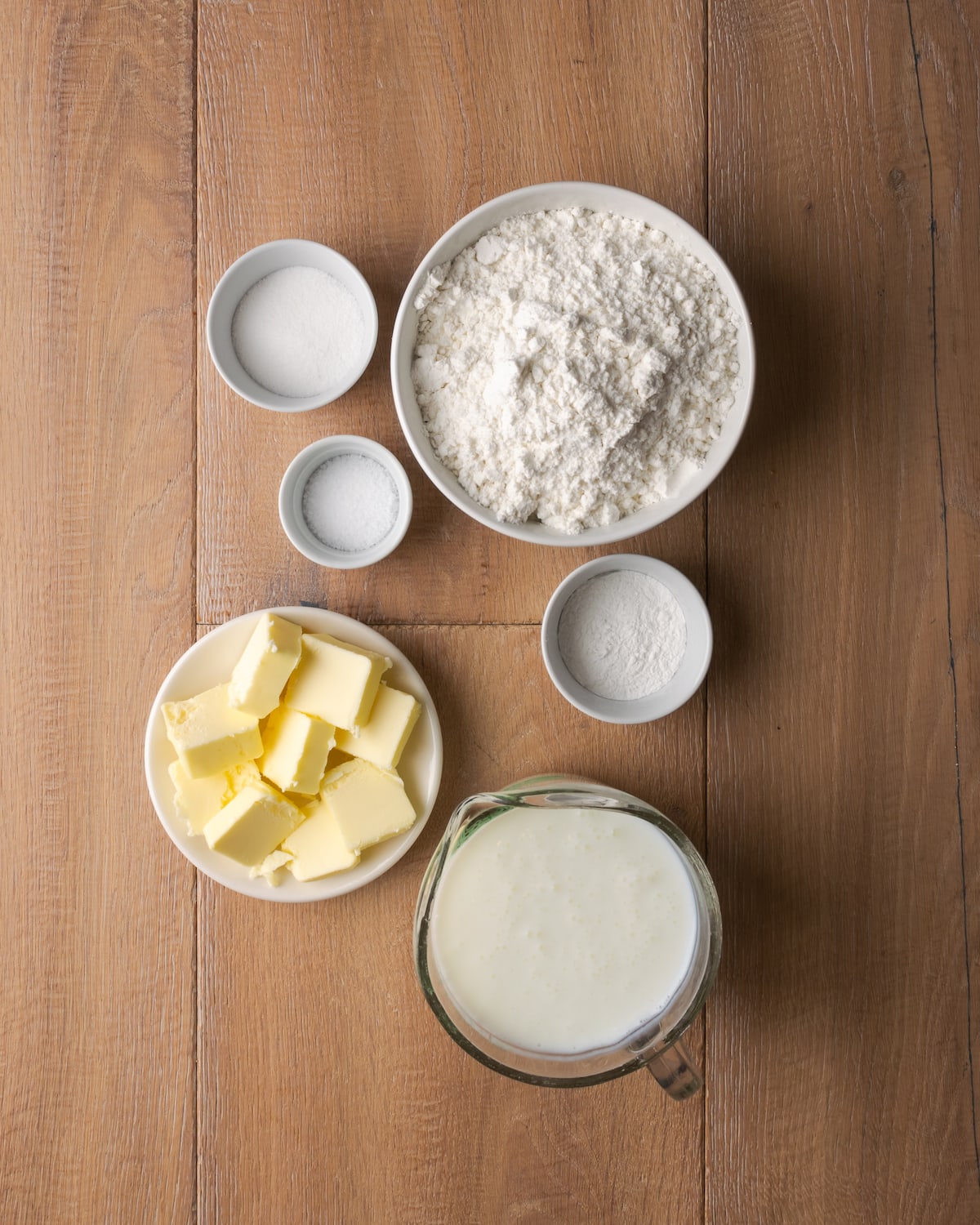 ¡Estas celestiales galletas Butter Swim se hornean doradas en mantequilla para obtener una textura increíblemente suave, húmeda y lista para rebanar! Los ingredientes para las galletas de mantequilla.