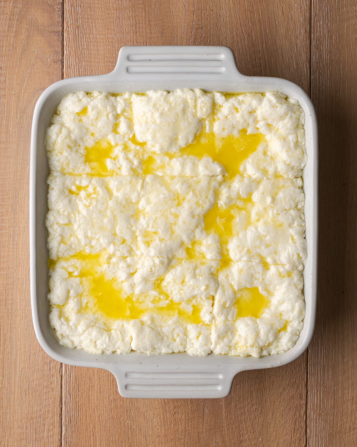 ¡Estas celestiales galletas Butter Swim se hornean doradas en mantequilla para obtener una textura increíblemente suave, húmeda y lista para rebanar! Unte con mantequilla la masa para galletas en una fuente para horno cuadrada cubierta con más mantequilla derretida.