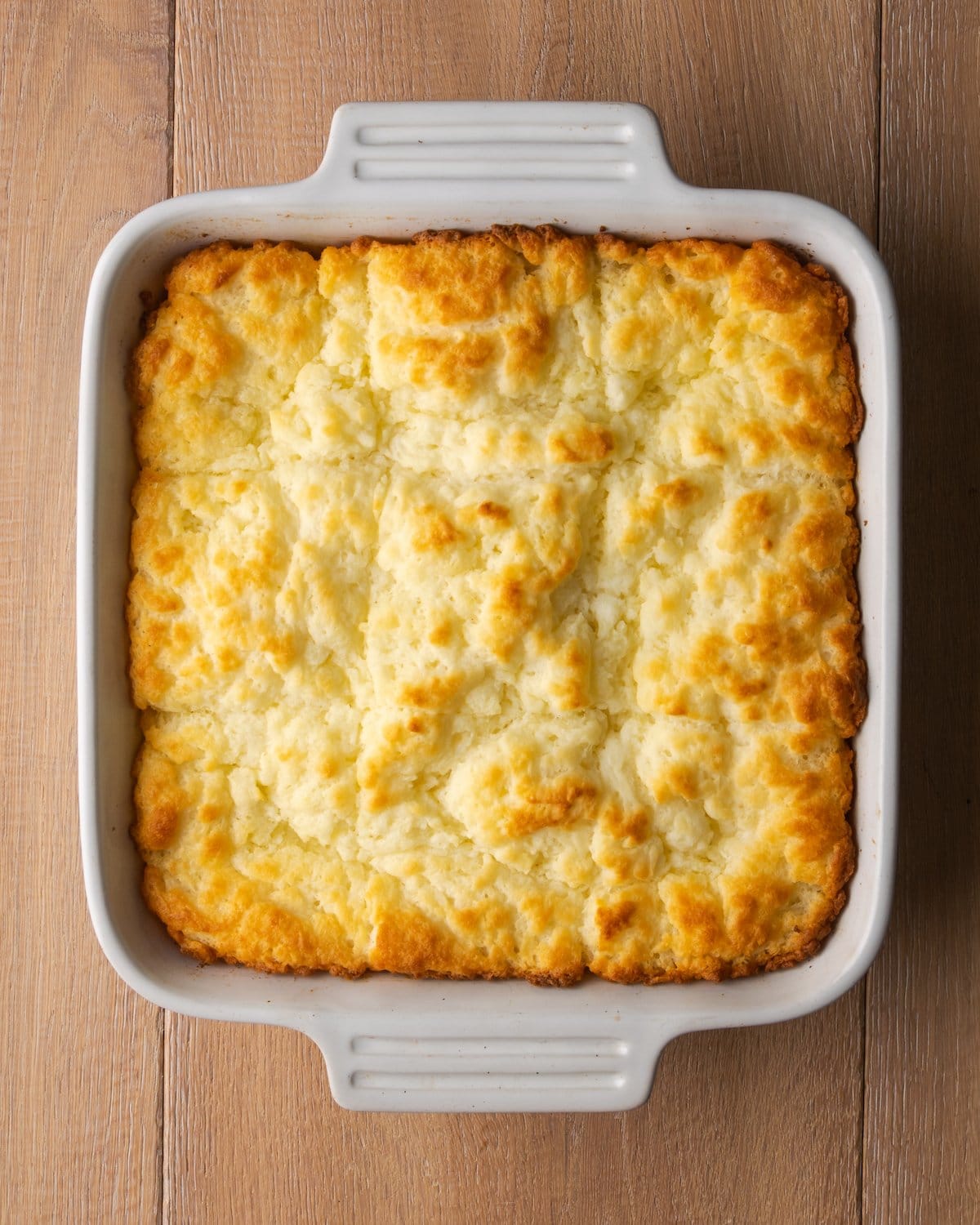 ¡Estas celestiales galletas Butter Swim se hornean doradas en mantequilla para obtener una textura increíblemente suave, húmeda y lista para rebanar! Galletas de mantequilla horneadas en una fuente para horno cuadrada.