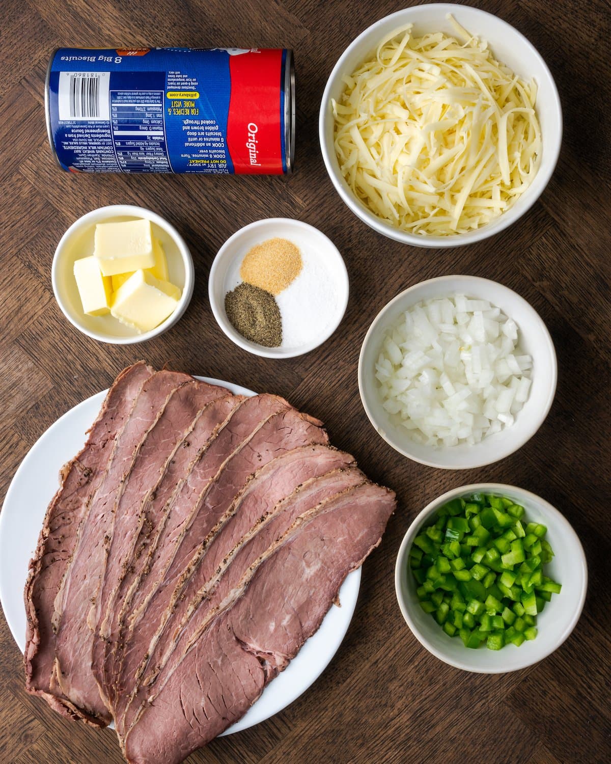 Los ingredientes para las galletas rellenas Philly cheesesteak.