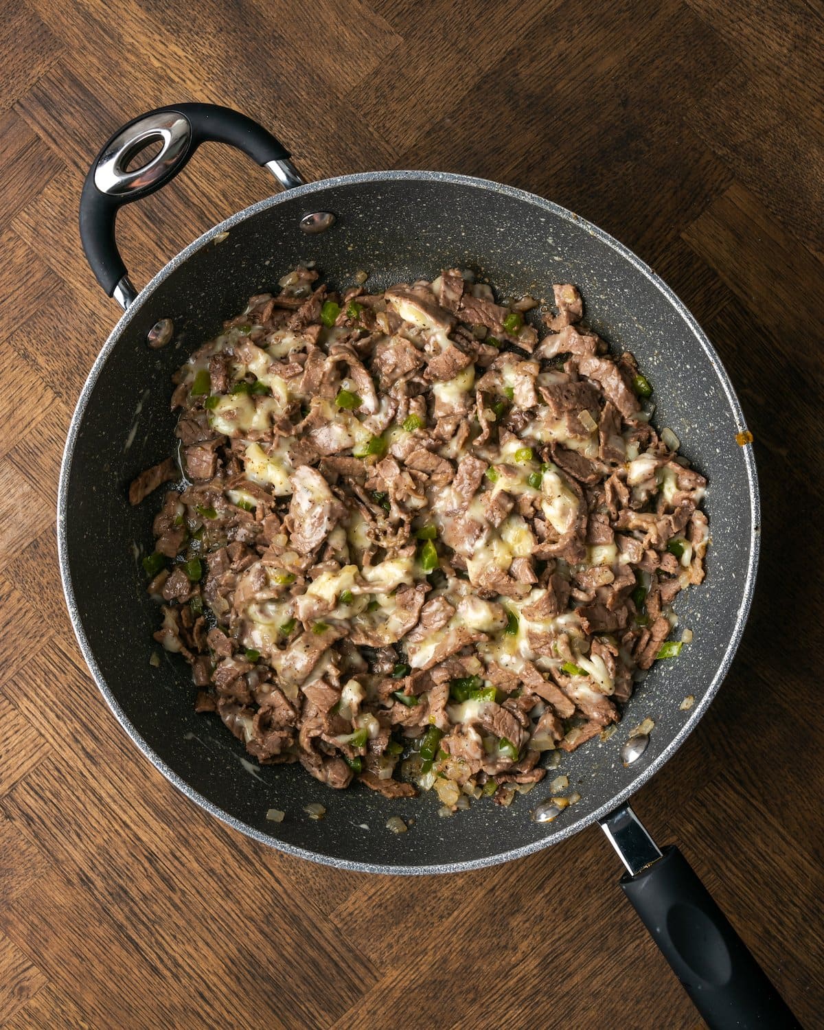 Mezcla de Philly cheesesteak en una sartén.