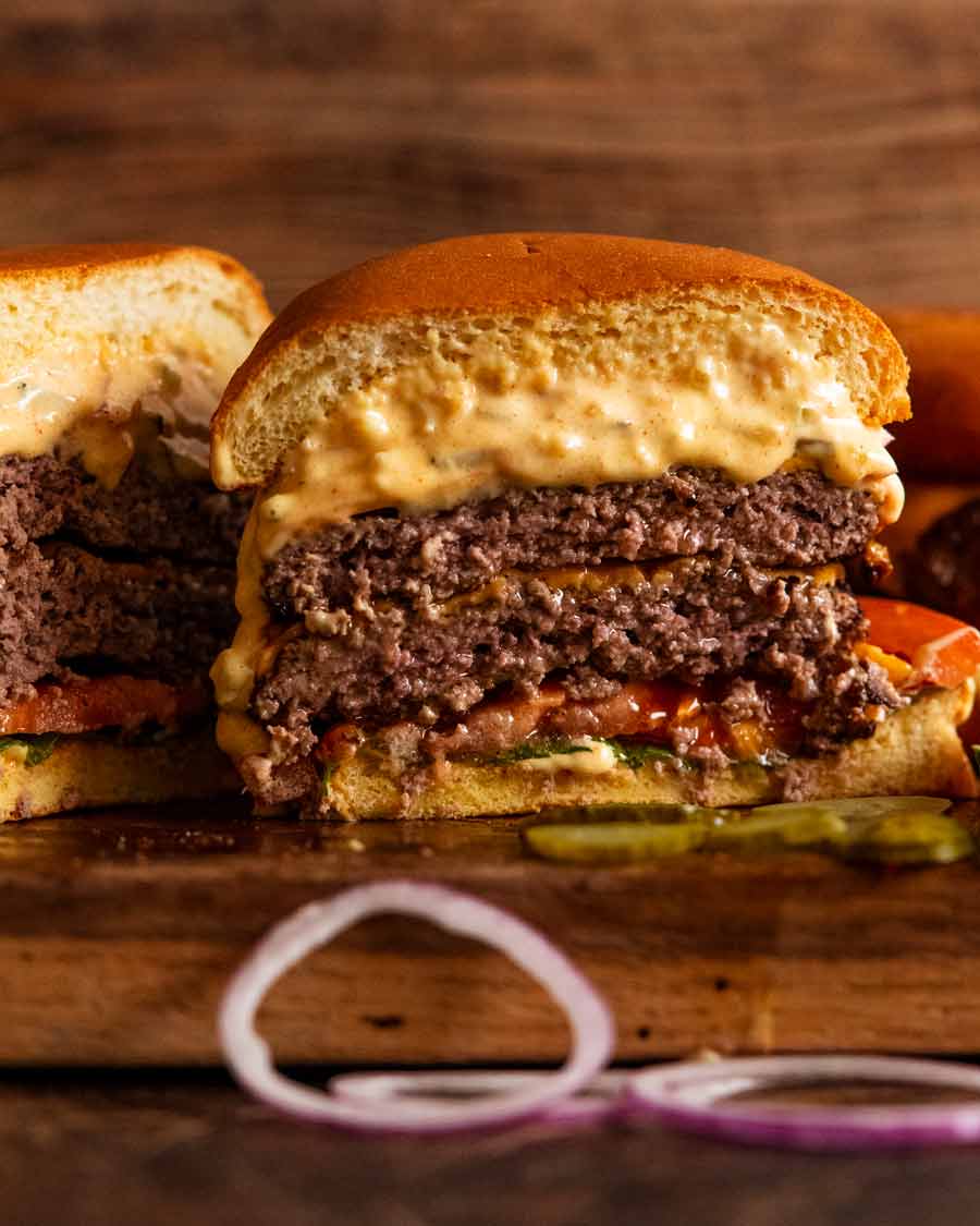 Cara cortada de hamburguesa doble con queso y salsa especial para hamburguesas