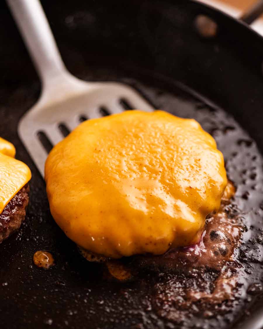Hamburguesa de queso con queso derretido