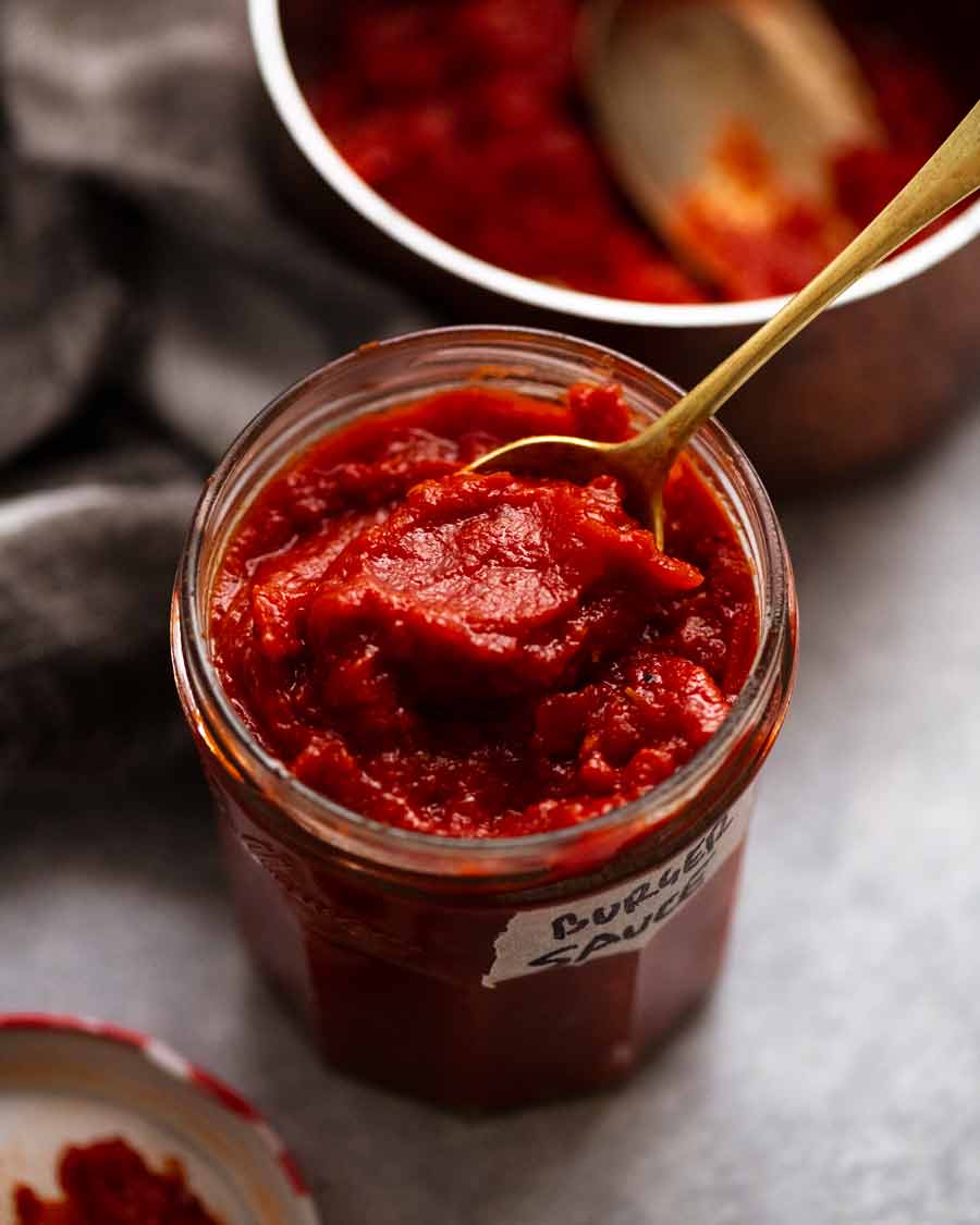 Salsa de hamburguesa de chutney de tomate rápida en un frasco listo para usar