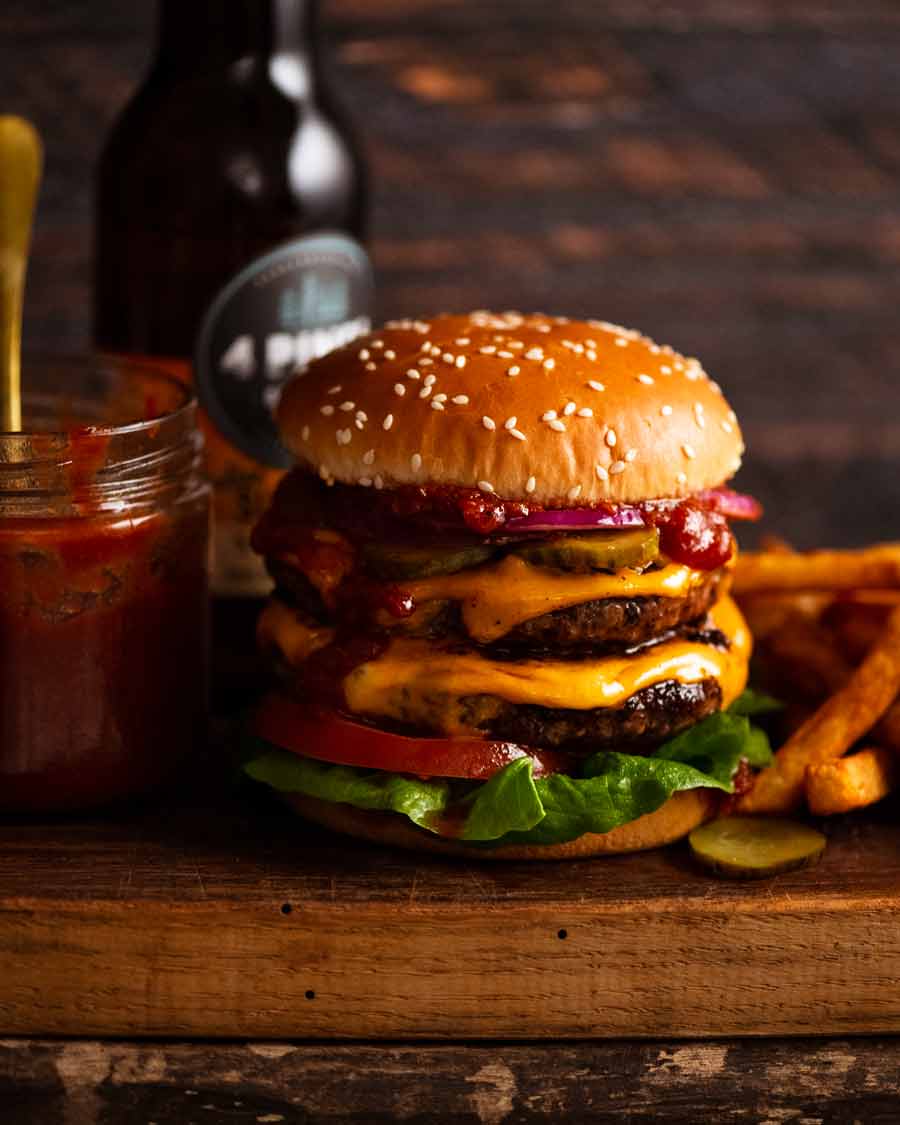 Hamburguesa doble con queso y salsa chutney de tomate