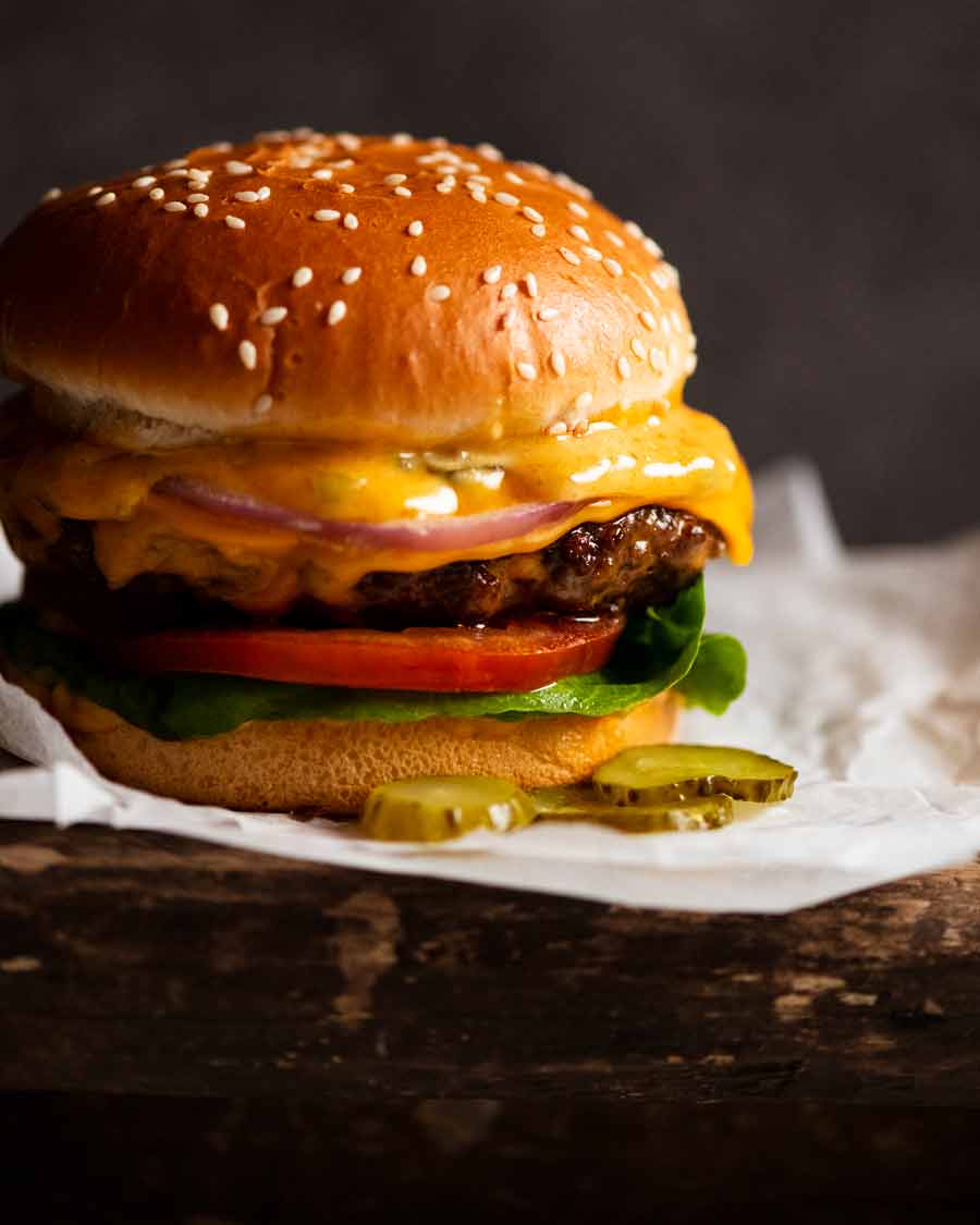 Hamburguesa con queso recién hecha lista para comer