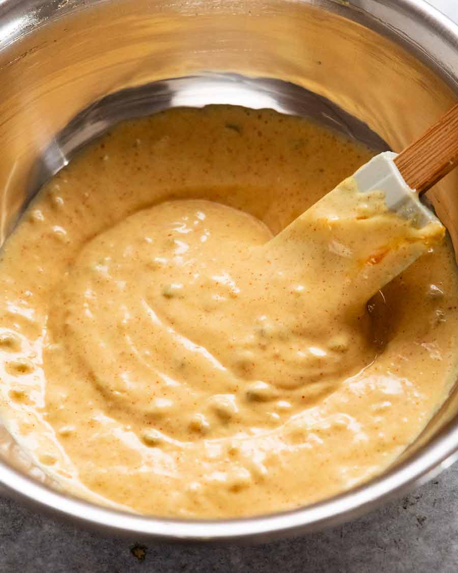 Salsa de hamburguesa especial para hamburguesas en un bol listo para usar