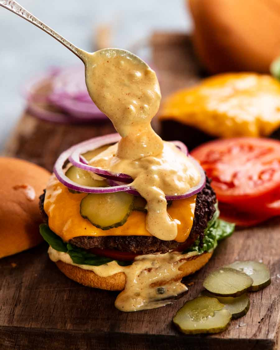 Cuchara de salsa de hamburguesa especial en una hamburguesa con queso