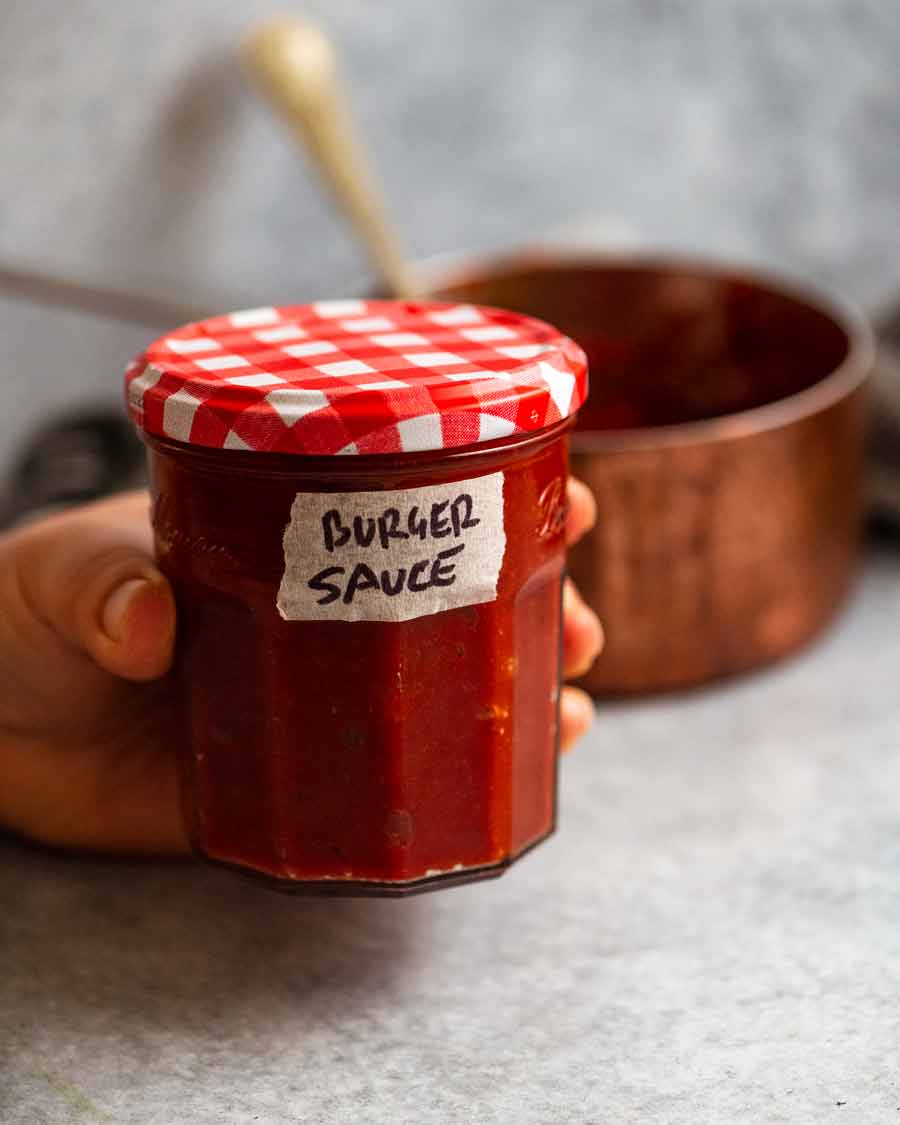 Salsa rápida de hamburguesa con chutney de tomate en un frasco lista para ser refrigerada