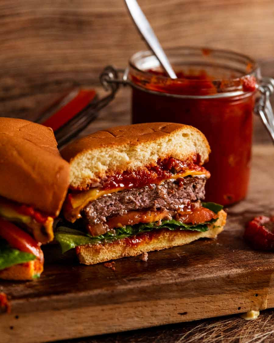Hamburguesa con salsa rápida de hamburguesa con chutney de tomate