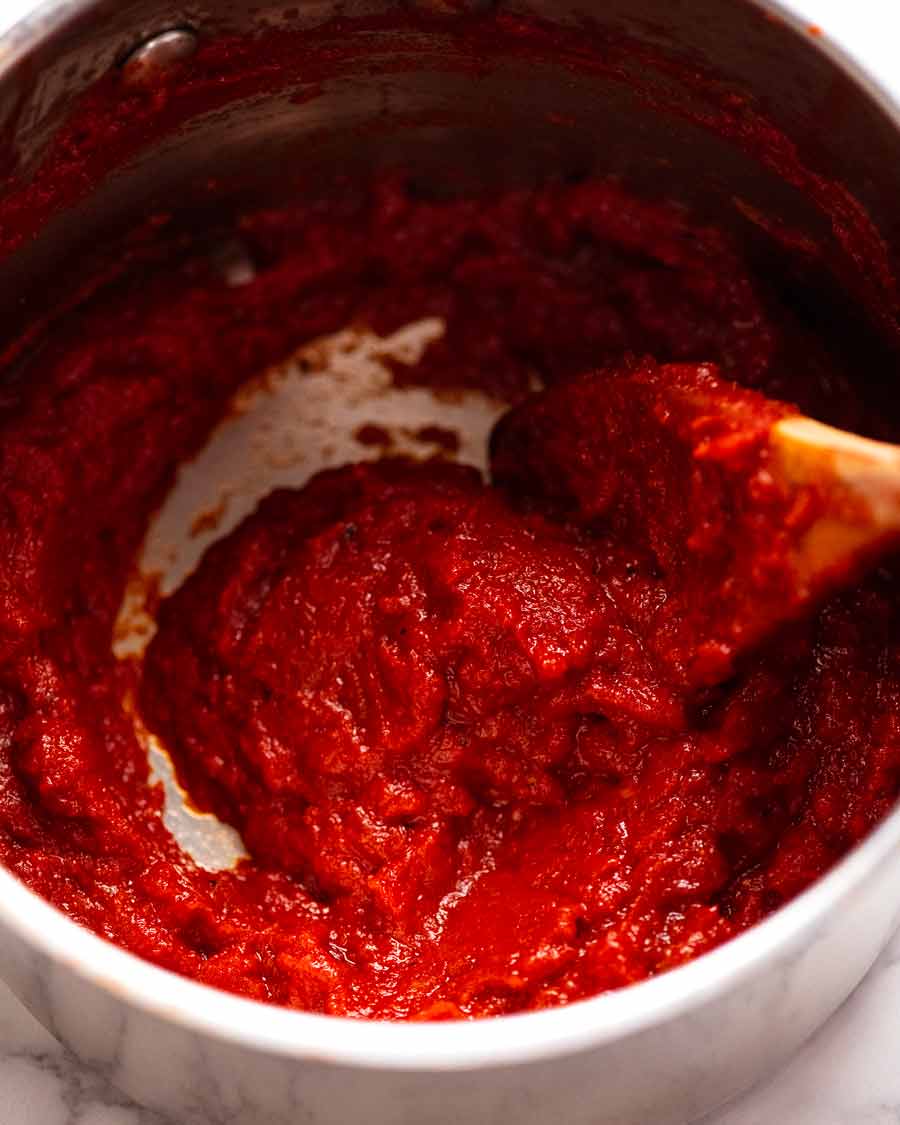 Salsa rápida de hamburguesa con chutney de tomate en una cacerola