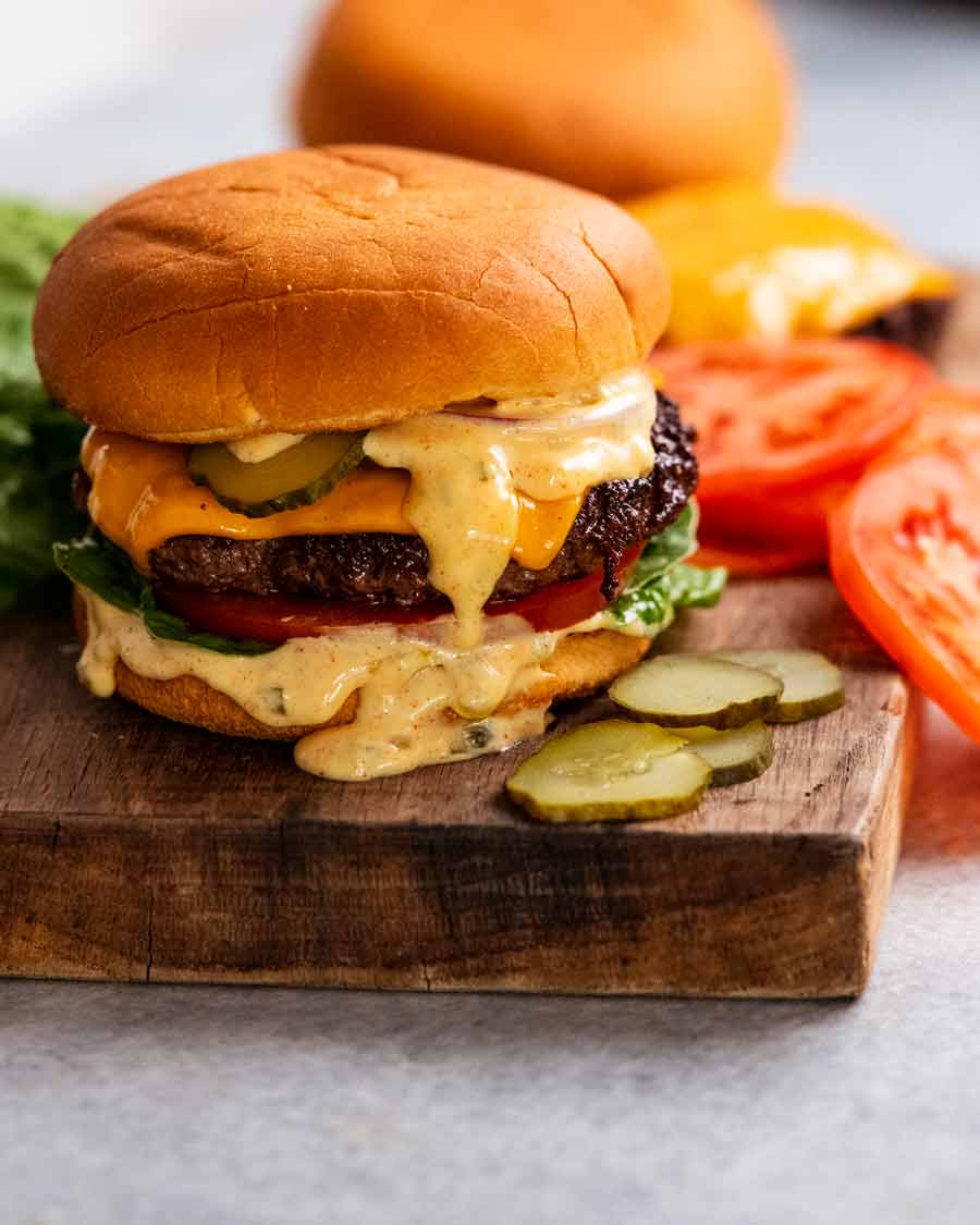 Hamburguesa con queso y salsa especial para hamburguesa lista para comer