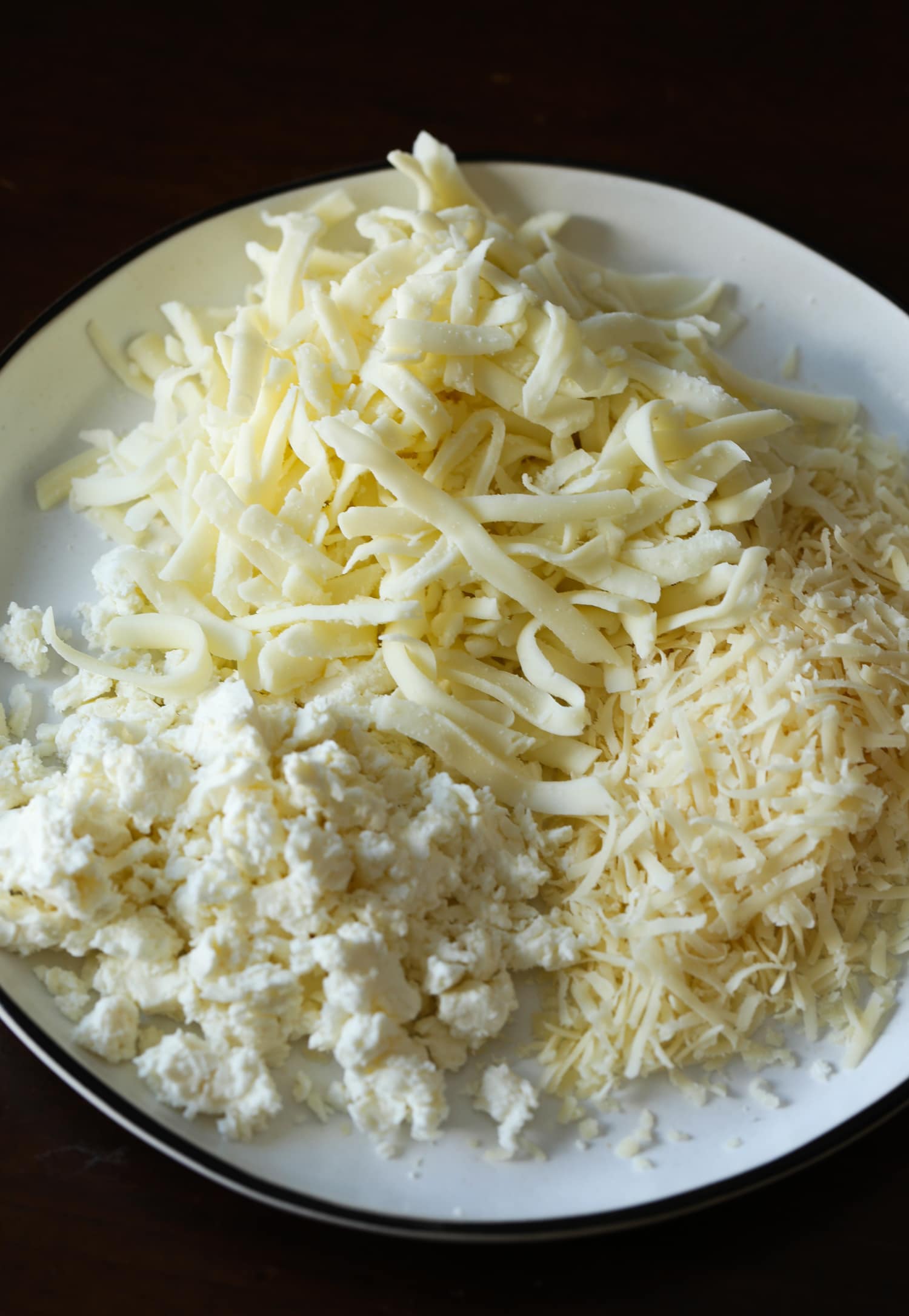 Tres tipos diferentes de queso en un plato.