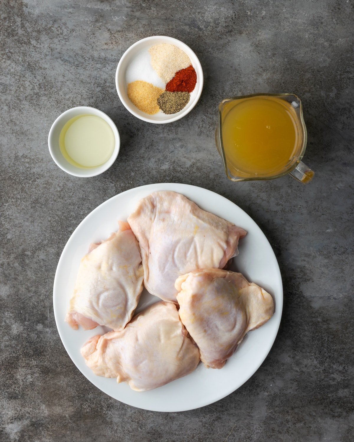 Los ingredientes para muslos de pollo instantáneos.