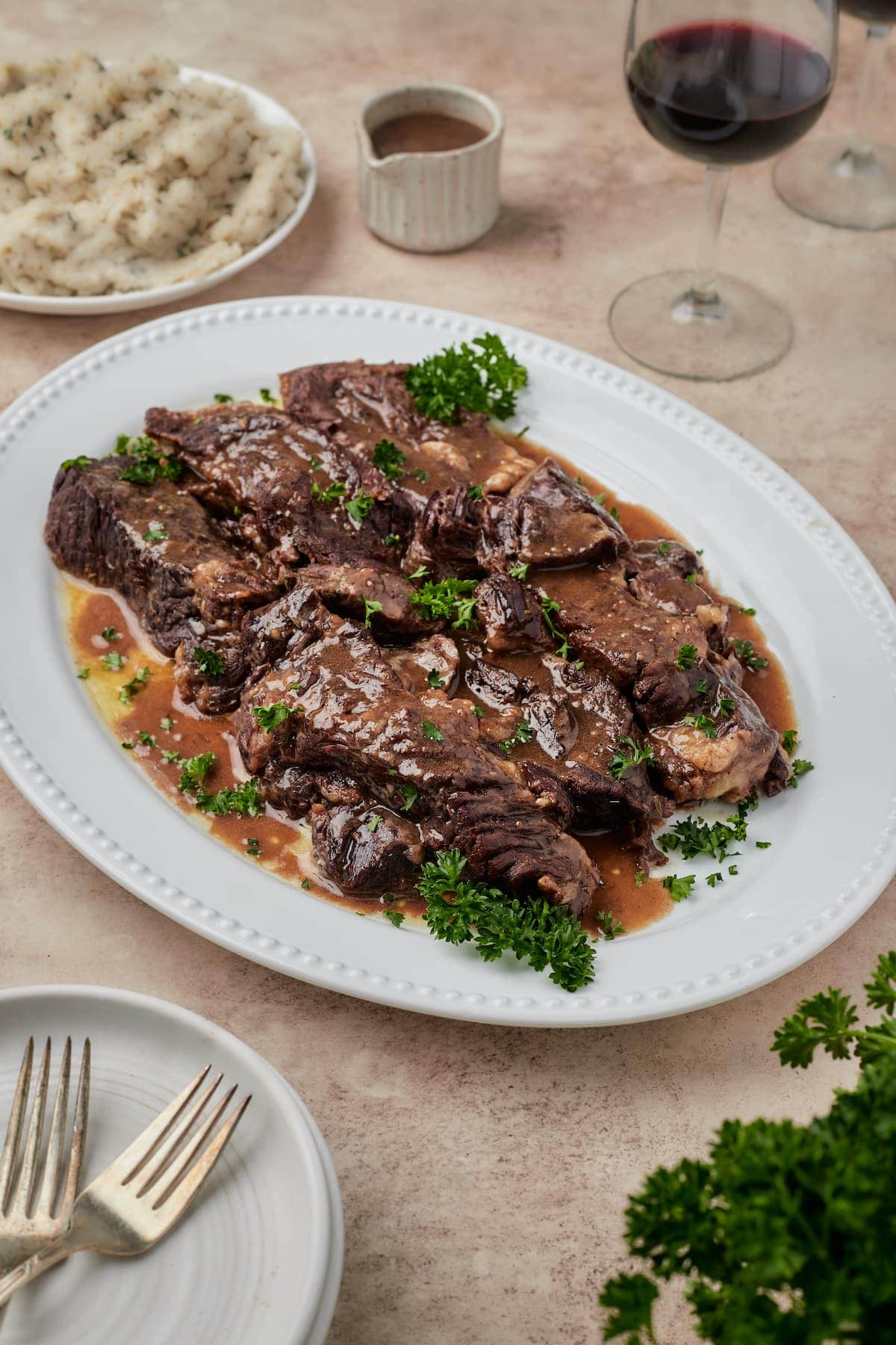 Jugosas costillas instantáneas en un plato blanco.