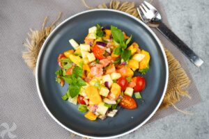 Ensalada de salmón con mango y pepino