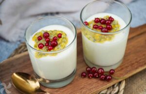 Mousse de leche condensada con maracuyá y grosellas